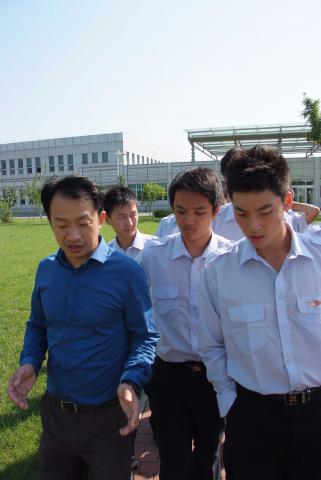 田刚机长带领学员们参观